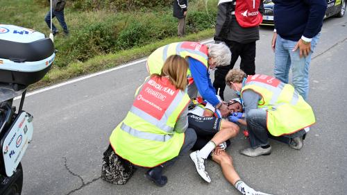 VIDEO. Tour des Flandres : Julian Alaphilippe chute violemment en percutant une moto et souffre de fractures au poignet