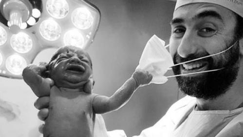 Samer Cheaib, le gynécologue dont la photo avec un bébé qui lui arrache son masque est devenue virale