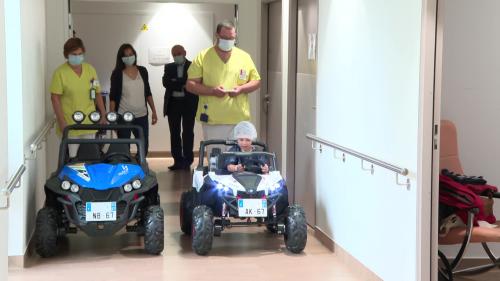 Dans un hôpital de Strasbourg, des voiturettes électriques pour réduire le stress des enfants avant une opération