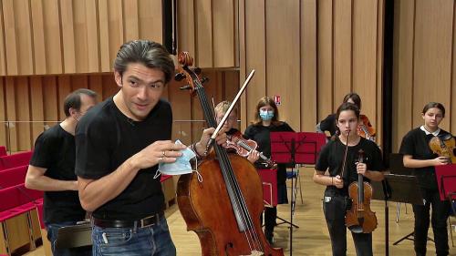 Gautier Capuçon accomplit son nouveau rôle d'ambassadeur d'Orchestre à l'Ecole et joue avec des jeunes musiciens