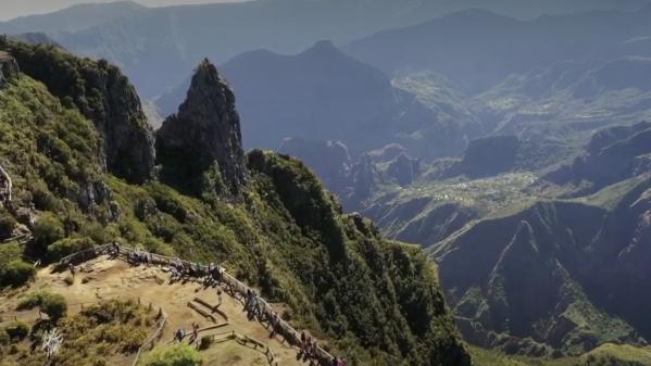 La Réunion : en tournée avec le facteur du cirque de Mafate