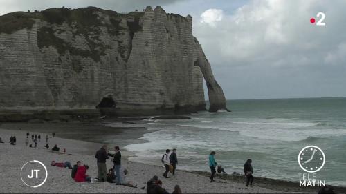 Seine-Maritime : les touristes concilient vacances et couvre-feu à Étretat