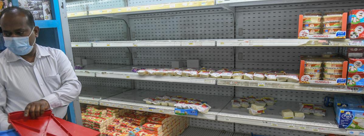 Des rayons partiellement vidés des produits français, dans un supermarché du Koweït, le 24 octobre 2020.