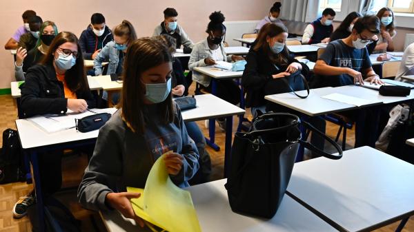 Ecoles ouvertes pendant le confinement : entre incertitudes sanitaires et priorité à l'éducation