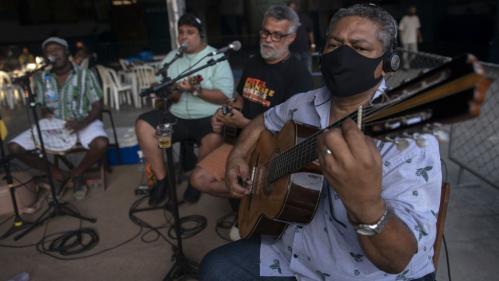 La samba revient à Rio en s'adaptant aux mesures sanitaires dues au coronavirus