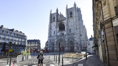 Appels à la prière devant les églises : 