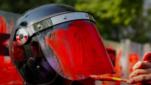 Photo hebdo : une policière coloriée, des pompes dans la rue et une truffe blanche