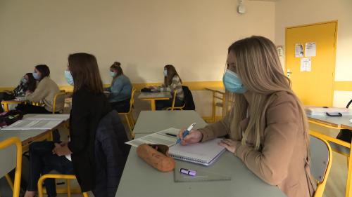 Avec le confinement, le défi des cours hybrides au lycée