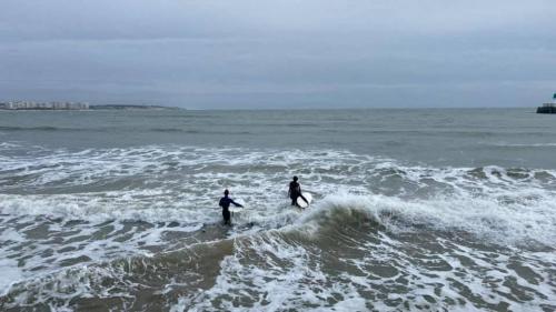 Covid-19 : aux Sables-d'Olonne, des surfeurs bravent le confinement