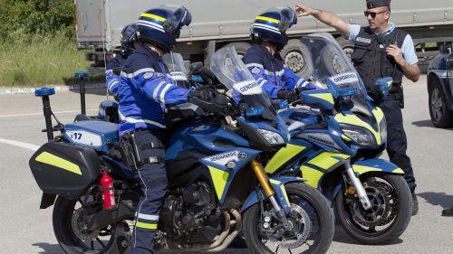 Gard : un conducteur force un barrage près d'Arles et prend la fuite, trois blessés graves dont deux policiers