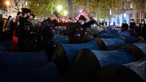 VIDEO. Paris : des centaines de migrants installées place de la République rapidement évacuées par les forces de l'ordre