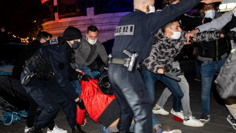 La police évacue des tentes de migrants place de la République, à Paris, 23 novembre 2020.