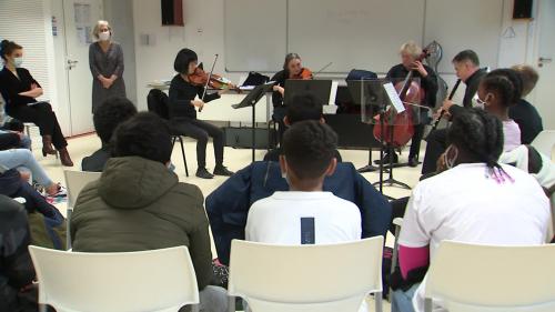 Moment de grâce entre les musiciens de l'opéra de Lorraine et des collégiens en compagnie de Mozart