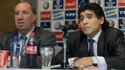 Argentine : comment les proches de Carlos Bilardo, l'ex-sélectionneur de Diego Maradona, lui cachent la mort du 