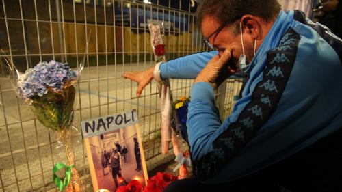 Mort de Maradona : les supporters de Naples en deuil