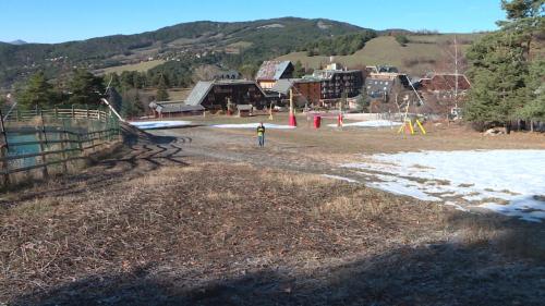 Privée de ski, cette station des Alpes adapte son activité pour accueillir les touristes