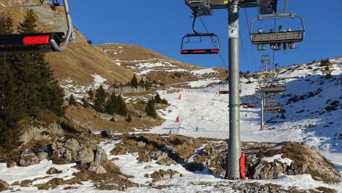 Stations de ski ouvertes en Suisse mais pas en France : 