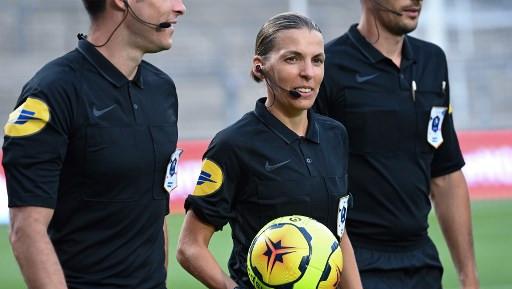 Football : première femme à arbitrer un match de Ligue des champions, Stéphanie Frappart 