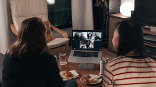 Le brief éco. La plateforme internet Zoom victime de son succès à la Bourse