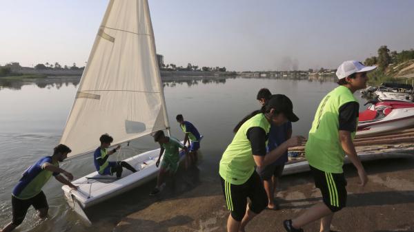 À Bagdad, les sports nautiques se développent grâce à des jeunes passionnés et débrouillards