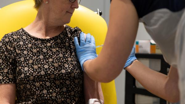 Vaccins : le gouvernement joue la transparence pour convaincre