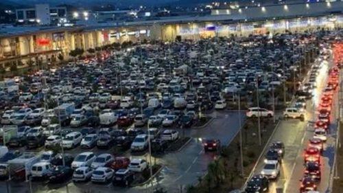 La photo d'un parking bondé devant un centre commercial en Corse déclenche la colère des petits commerçants