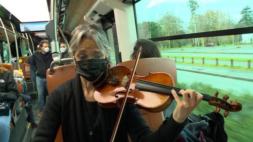 À Pau, des concerts dans les bus organisés par des musiciens privés de salles