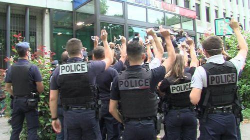 Grenoble : 130 policiers prêts à démissionner parce qu'ils estiment qu'Emmanuel Macron les a 