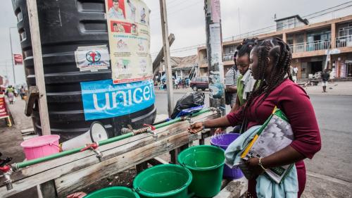 Dans 33 pays d'Afrique, un centre de soins sur deux est privé d'eau courante, selon l'OMS