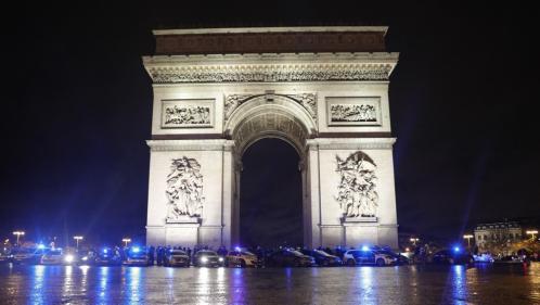 Plusieurs dizaines de policiers ont manifesté au pied de l'Arc de Triomphe