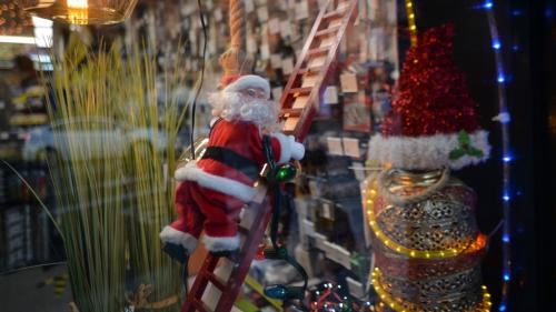 Le Père Noël est immunisé contre le Covid-19 et pourra apporter les cadeaux, affirme l'OMS