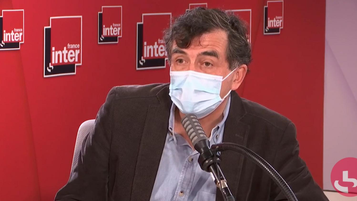 the virus will circulate “as long as more than half of the population will not have been immunized”, affirms the epidemiologist Arnaud Fontanet