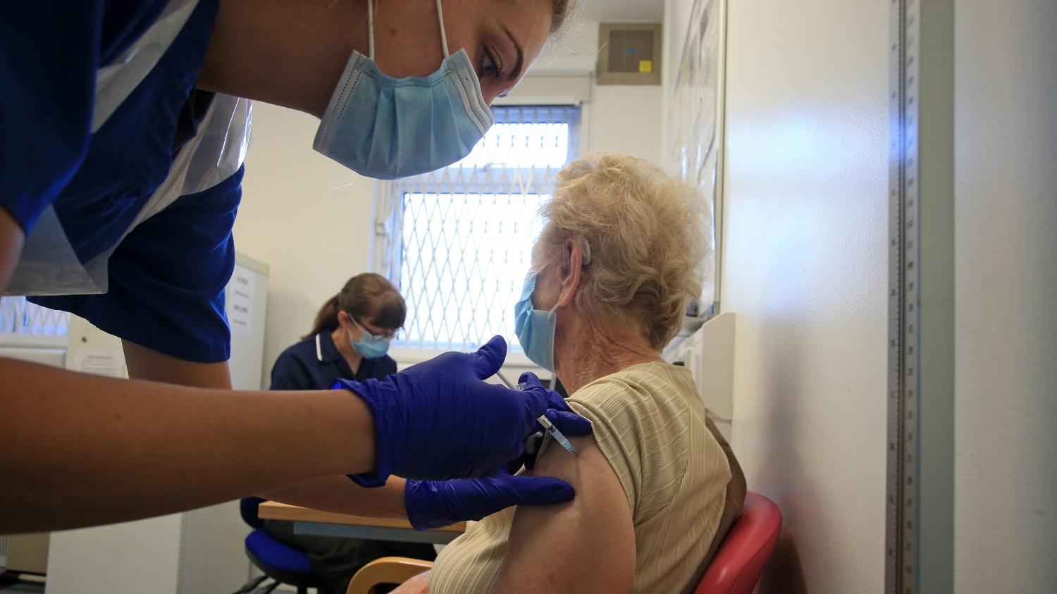 Vaccination Covid -19 : Le Rapport Bénéfices-risques Pour Les Personnes ...