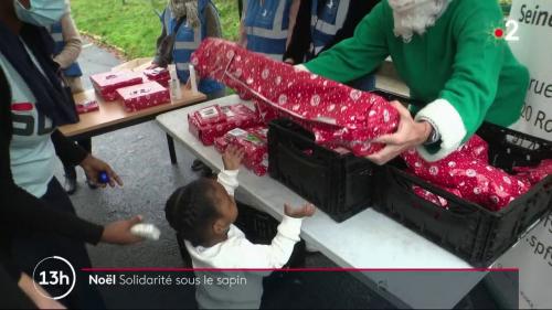 Solidarité : le Secours populaire distribue des cadeaux aux enfants d'un foyer