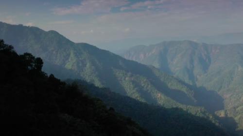 Inde orientale : voyage au fil d'une rivière cristalline dans le Meghalaya