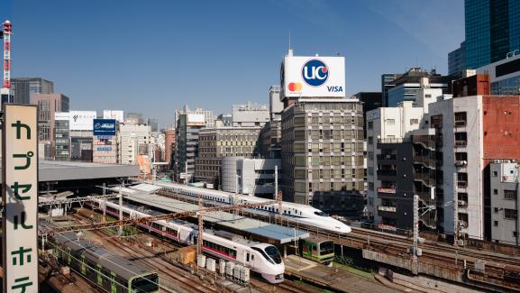 Trenes que salen de Tokio, incluido el tren bala Shinkansen.