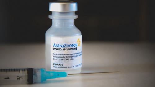 Coronavirus : le vaccin AstraZeneca moins efficace sur les seniors ?