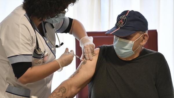 Vaccination contre le coronavirus : le retard de la France suscite des interrogations