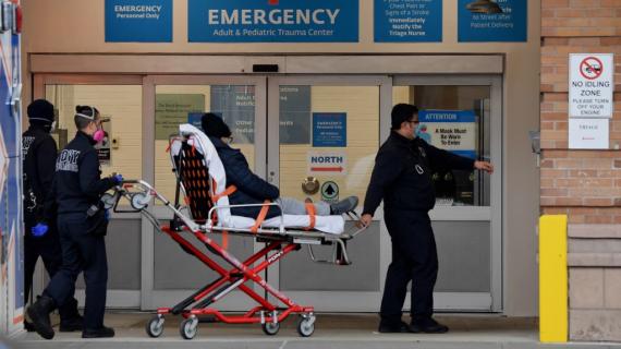 Un patient malade du Covid-19 est transporté dans un hôpital de New York (Etats-Unis), le 4 janvier 2021.