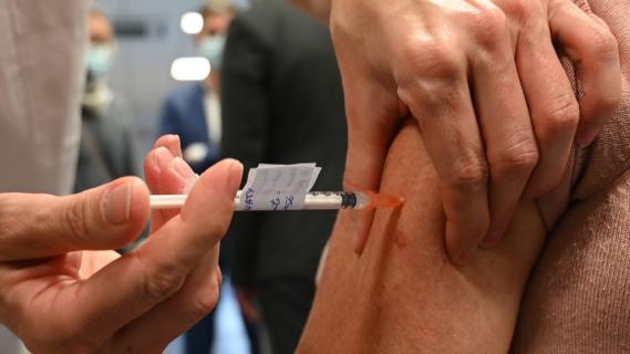 Une personne reçoit la première injection du vaccin Pfizer-BioNTech, le 5 janvier 2021 à Rennes (Ille-et-Vilaine).