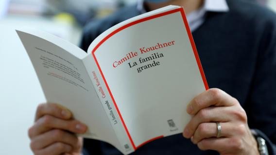 Couverture du livre de Camille Kouchner, "La familia grande" (Seuil), publié le 7 janvier 2021