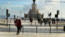 Des passants&nbsp;masqués près de la Praça de Comércio, à Lisbonne (Portugal), le 30 décembre 2020.