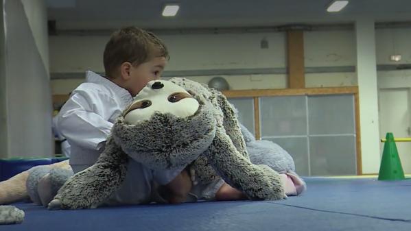 Judo : les enfants s'entraînent avec leur doudou sur le tatami