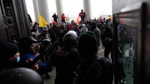 Envahissement du Congrès américain : la femme abattue au Capitole a succombé à un tir de la police