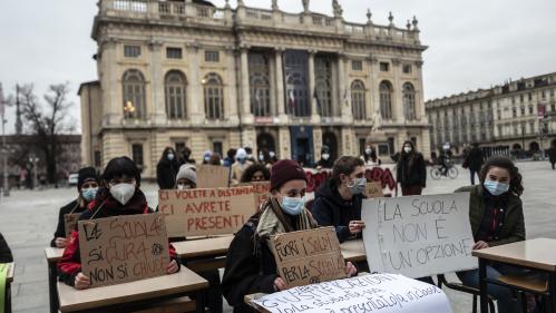 Covid-19 : les Italiens manifestent pour la réouverture des écoles