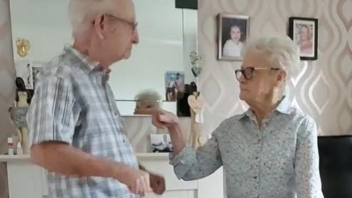 Joseph et Sylvia, 88 et 82 ans, reprennent goût à la vie grâce à leurs chorégraphies sur TikTok