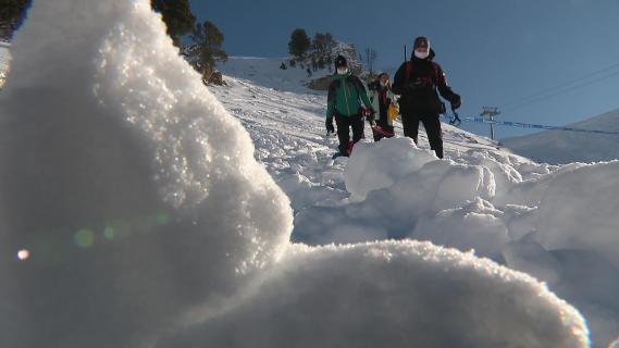 Le risque d'avalanche reste marqué en montagne, notamment dans les Alpes du Nord.