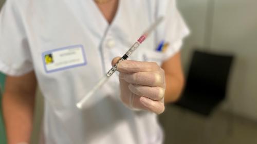 Covid-19 : l'AP-HP va rediriger les vaccins destinés aux soignants vers les personnes âgées de plus de 75 ans