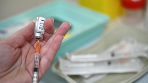 Covid-19 : quelles conséquences en France des retards de livraison du vaccin de Pfizer-BioNTech ?