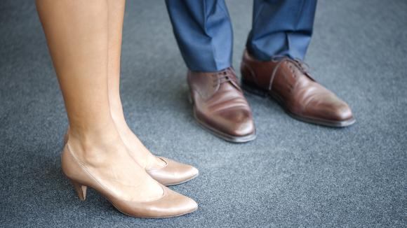 Les jambes et les pieds d'une femme et d'un homme. Photo d'illustration.